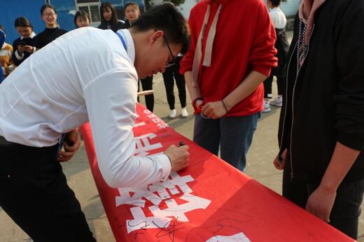 學(xué)雷鋒 共筑美麗幸福家園—我校團委組織學(xué)習(xí)雷鋒精神系列活動（一）