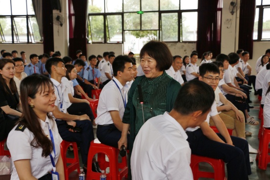 南昌大學(xué)陳建華教授蒞臨南昌向遠(yuǎn)軌道技術(shù)學(xué)校開(kāi)展心理健康教育講座