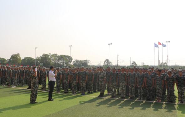 南昌向遠軌道技術(shù)學(xué)校2019級新生開學(xué)典禮暨軍訓(xùn)匯演表彰大會隆重舉行