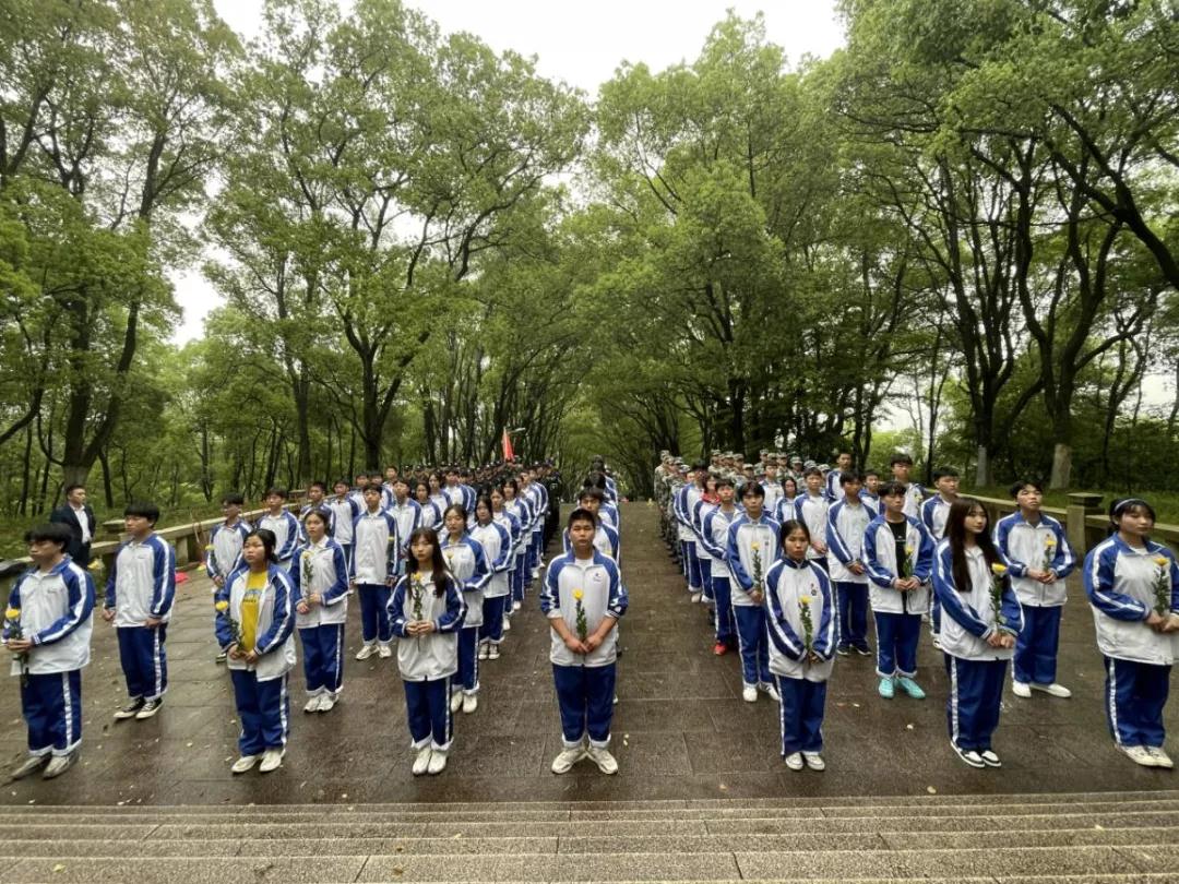 學習黨史，致敬英雄---南昌向遠軌道技術學校開展清明節(jié)祭掃主題團日活動