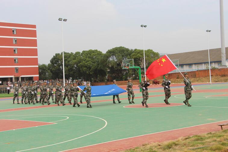 南昌向遠(yuǎn)軌道學(xué)校2018級新生開學(xué)典禮暨軍訓(xùn)匯演表彰大會隆重舉行