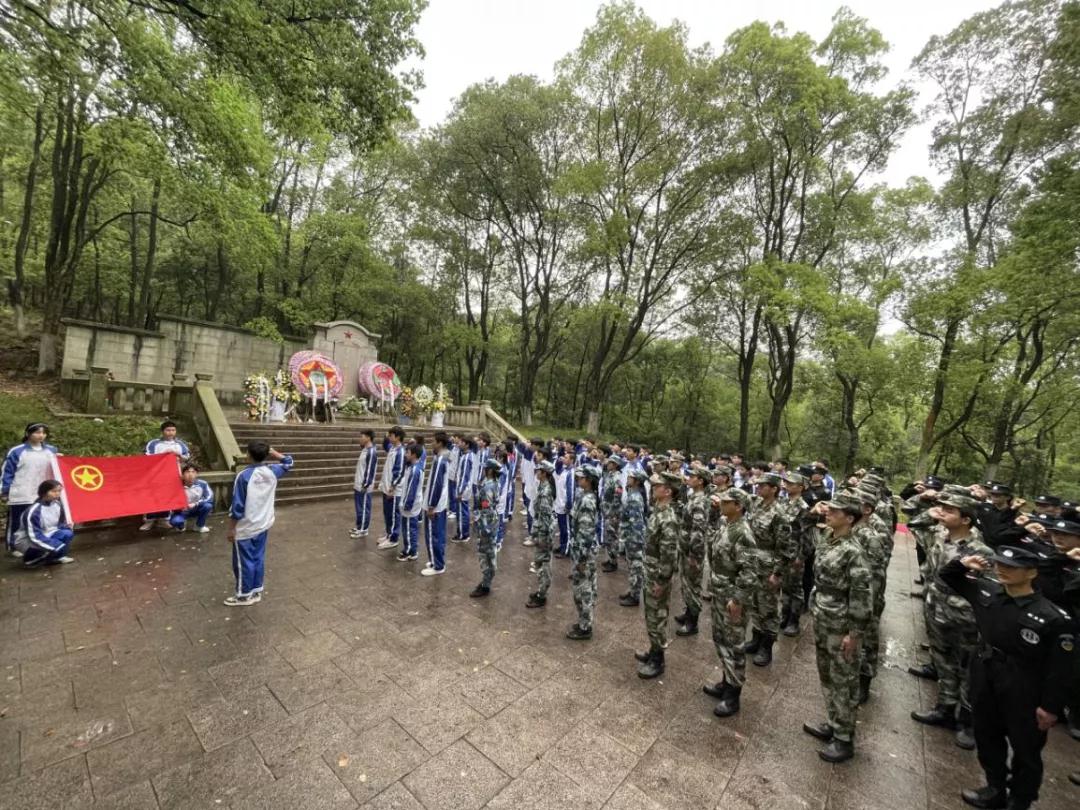 學習黨史，致敬英雄---南昌向遠軌道技術學校開展清明節(jié)祭掃主題團日活動