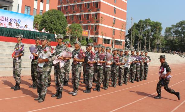 南昌向遠軌道技術(shù)學(xué)校2019級新生開學(xué)典禮暨軍訓(xùn)匯演表彰大會隆重舉行